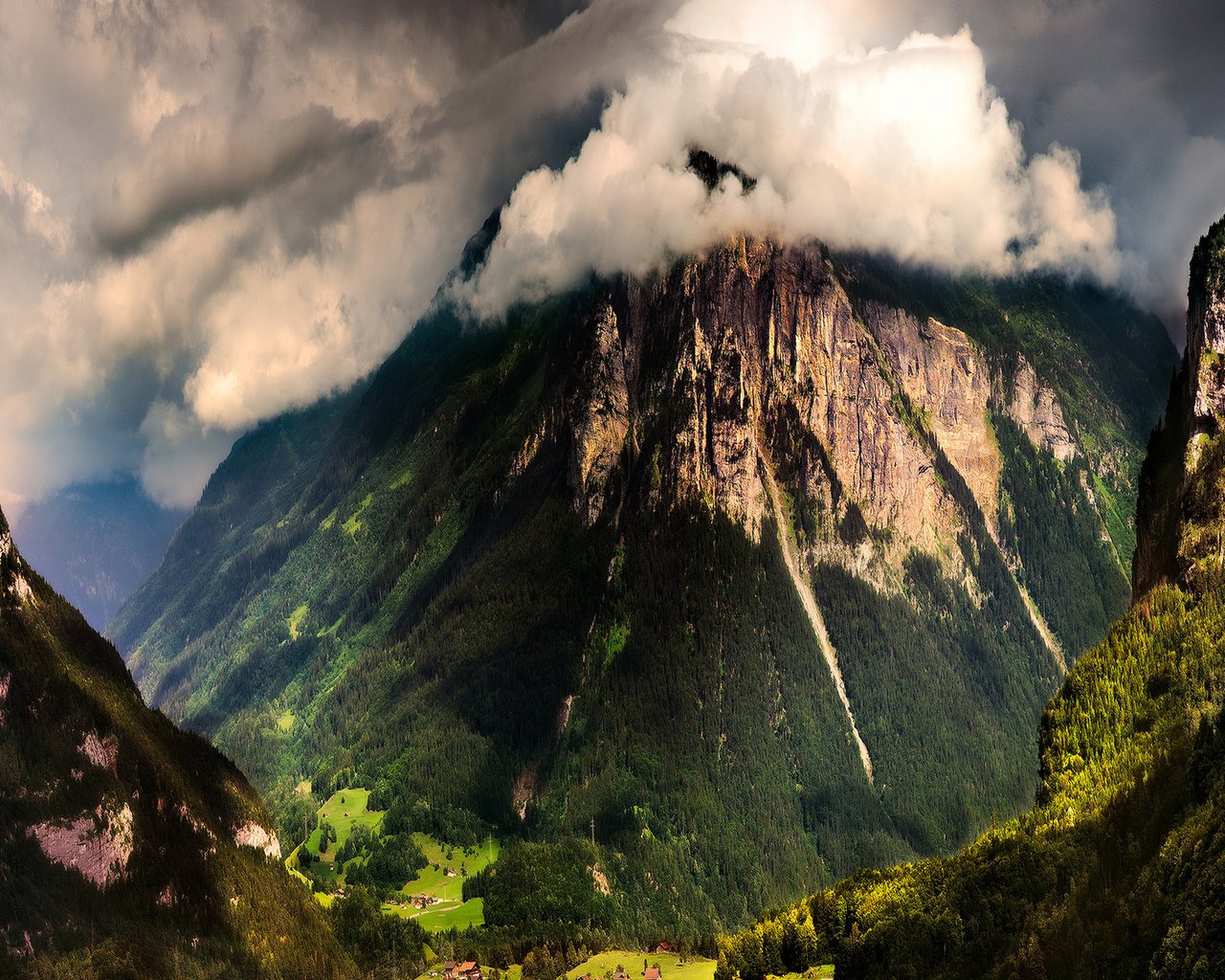 Обои горы, лес, вид, швейцария, дома, ущелье, долина, mountains, forest, view, switzerland, home, gorge, valley разрешение 1920x1200 Загрузить