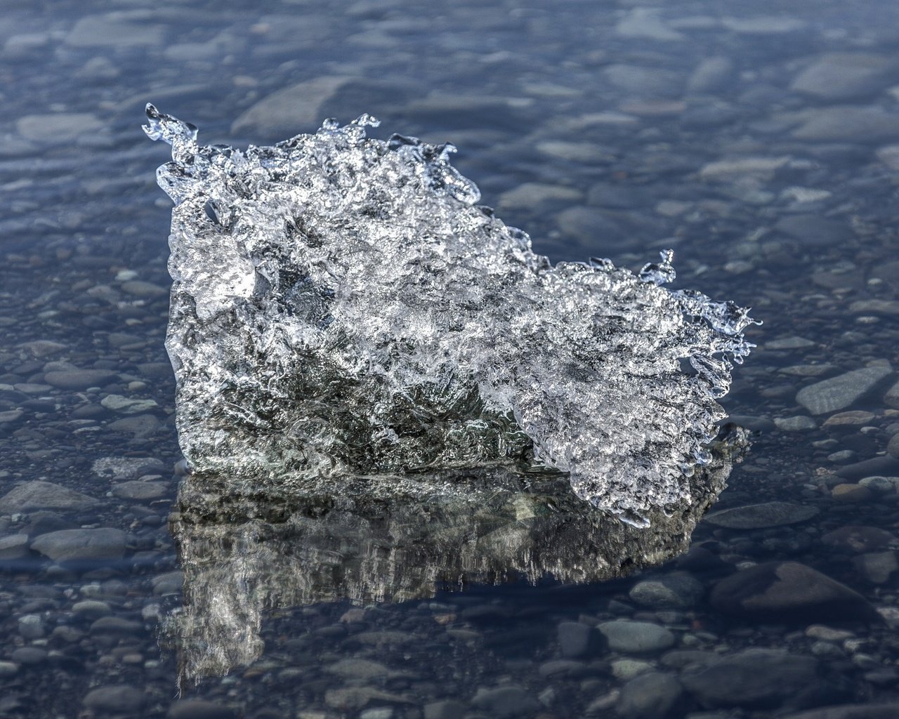 Обои вода, зима, лёд, блеск, холод, камешки, льдина, water, winter, ice, shine, cold, pebbles, floe разрешение 2048x1256 Загрузить