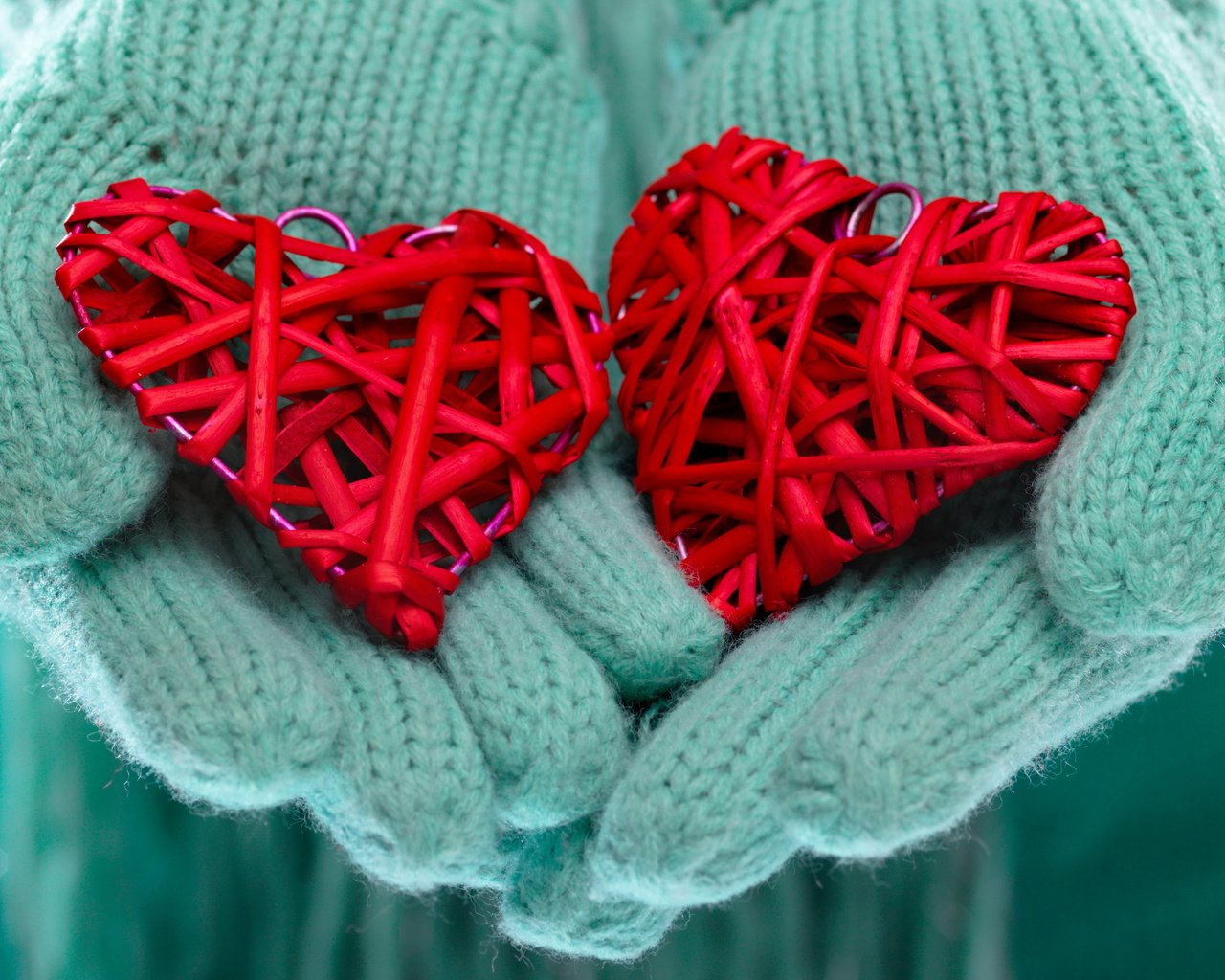 Обои зима, сердце, любовь, руки, сердечки, перчатки, winter, heart, love, hands, hearts, gloves разрешение 4050x2700 Загрузить