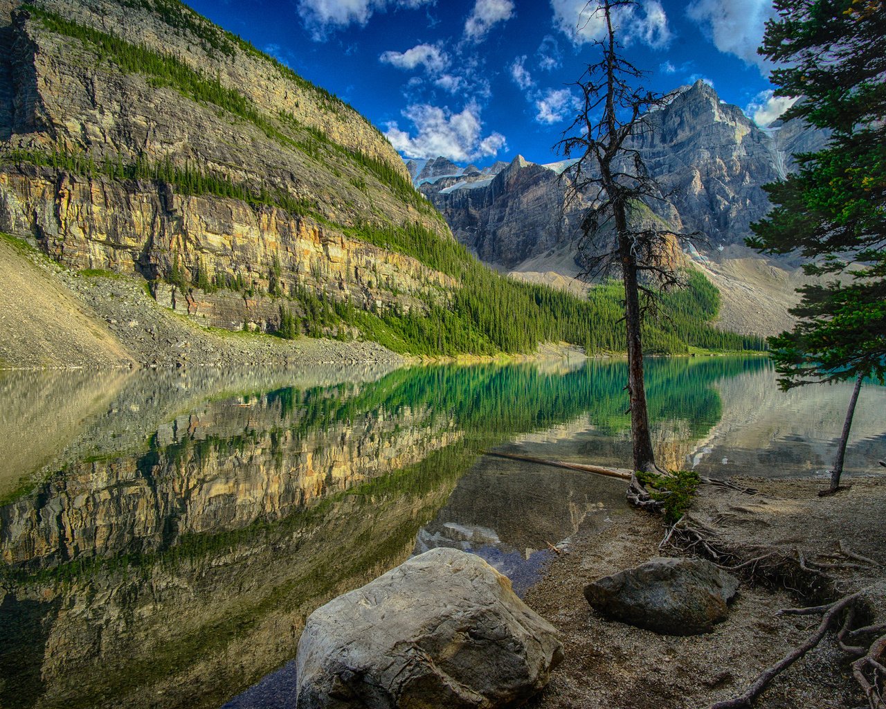Обои деревья, озеро, горы, камни, отражение, канада, trees, lake, mountains, stones, reflection, canada разрешение 2048x1359 Загрузить