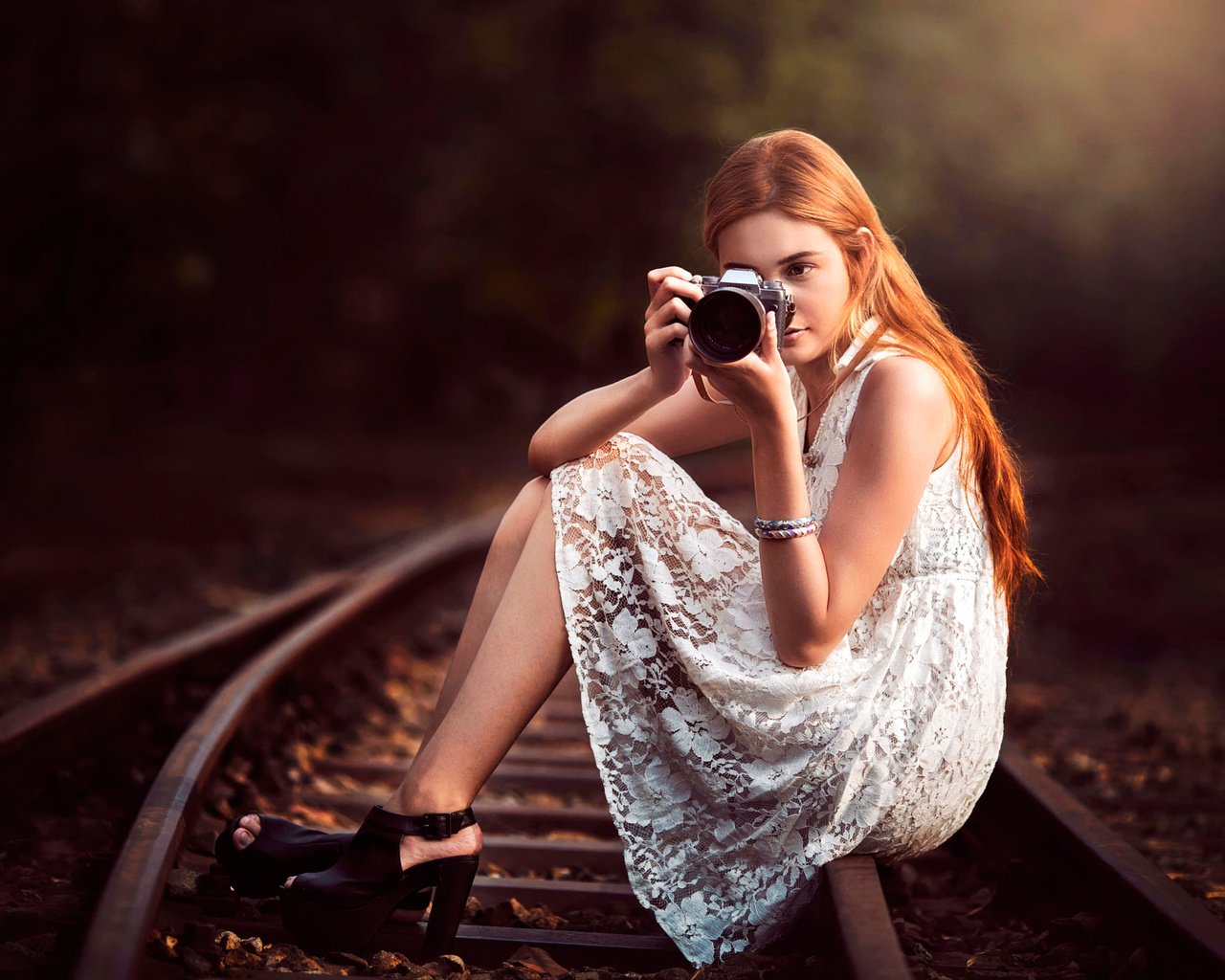 Обои девушка, камера, жд, канон, girl, camera, railway, canon разрешение 2048x1365 Загрузить