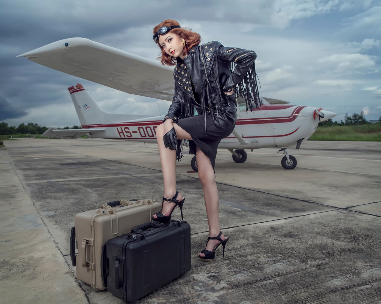 Обои девушка, самолет, ножки, чемоданы, girl, the plane, legs, suitcases разрешение 2048x1536 Загрузить