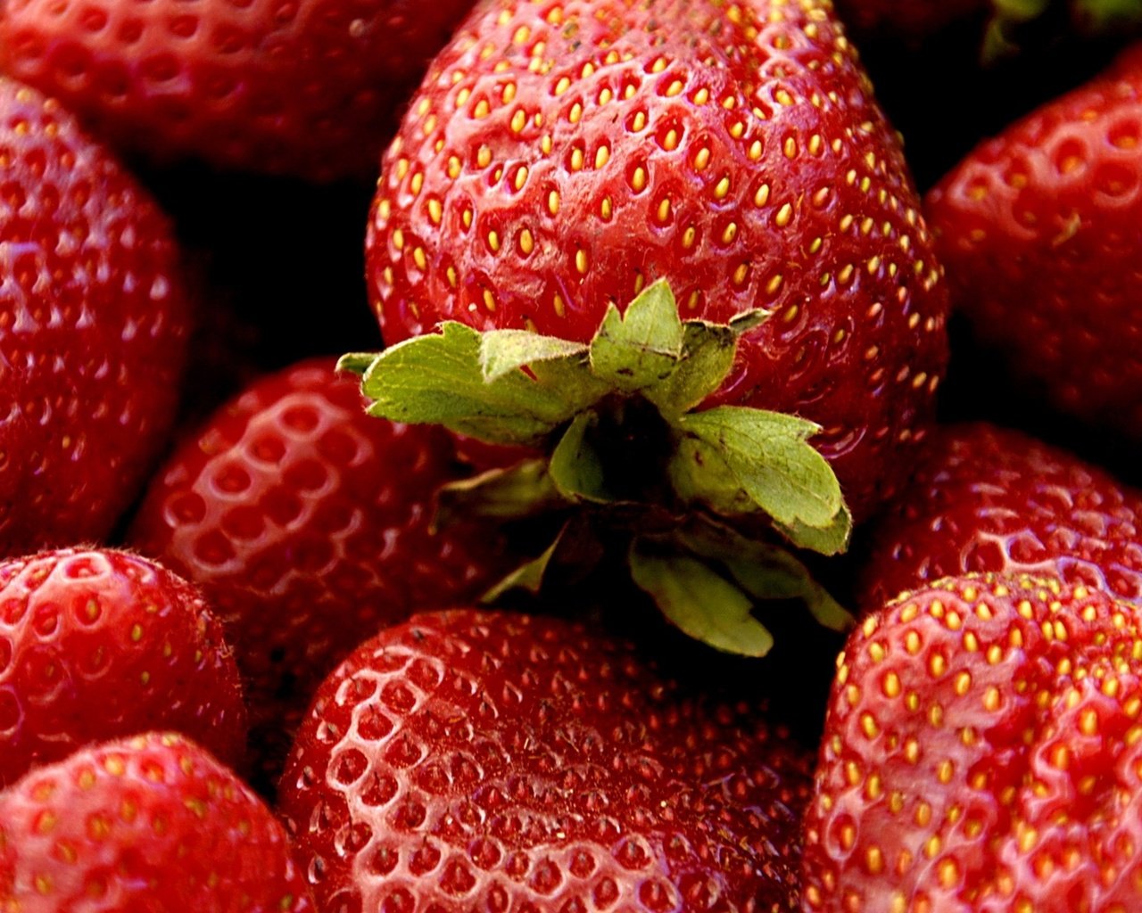 Обои макро, красная, клубника, ягоды, macro, red, strawberry, berries разрешение 1920x1080 Загрузить