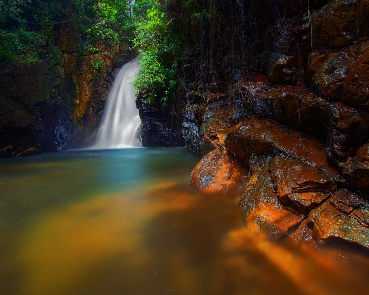 Обои деревья, скалы, лес, ручей, водопад, поток, trees, rocks, forest, stream, waterfall разрешение 2048x1365 Загрузить