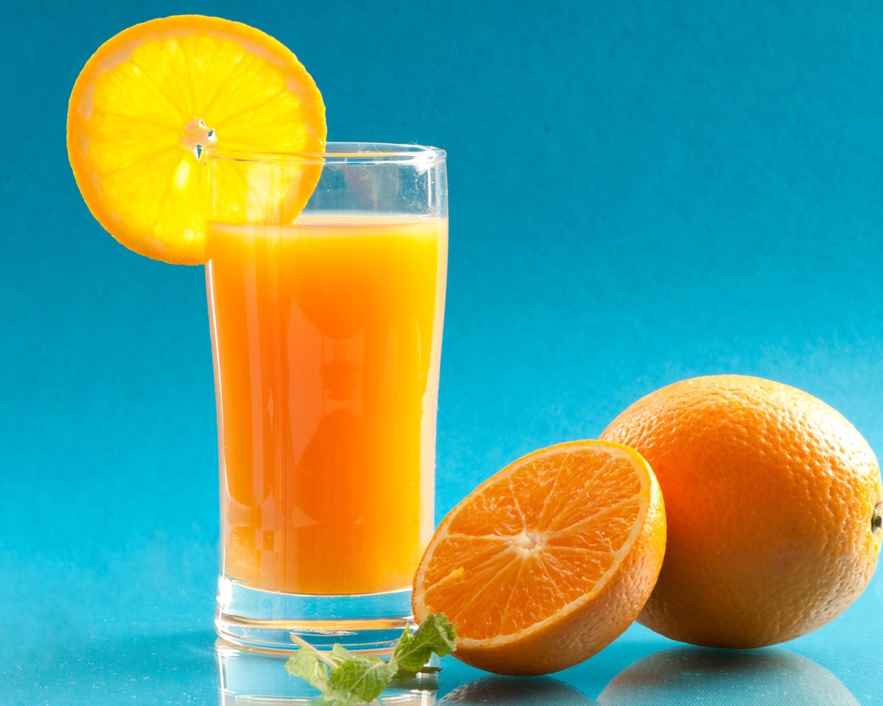 Обои апельсины, напитки, стакан, апельсиновый сок, сок, oranges, drinks, glass, orange juice, juice разрешение 2048x1343 Загрузить