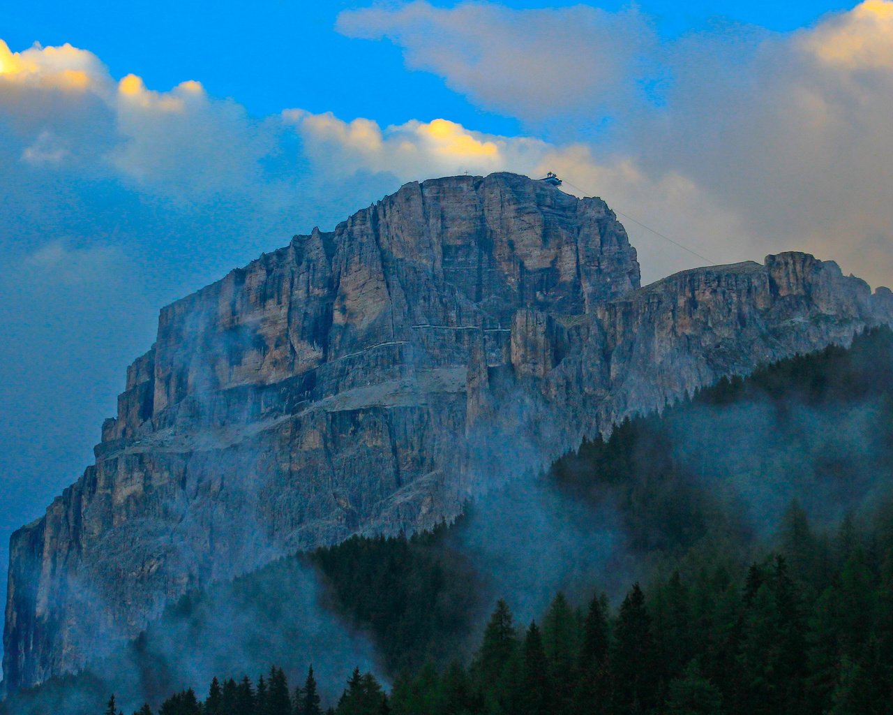 Обои небо, облака, деревья, скала, туман, гора, the sky, clouds, trees, rock, fog, mountain разрешение 2048x1365 Загрузить