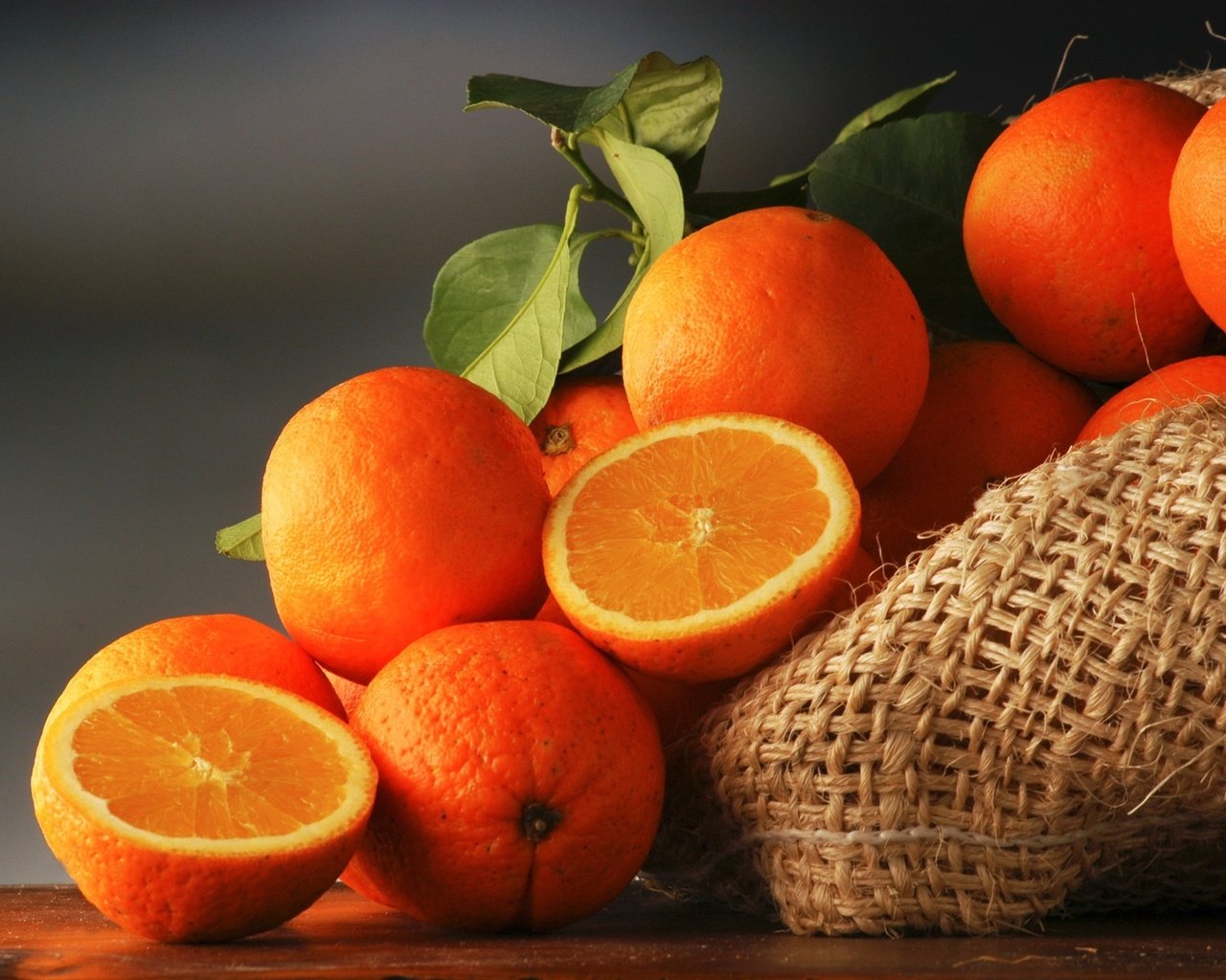 Обои фрукты, апельсины, листики, цитрусы, мешковина, fruit, oranges, leaves, citrus, burlap разрешение 2000x1280 Загрузить