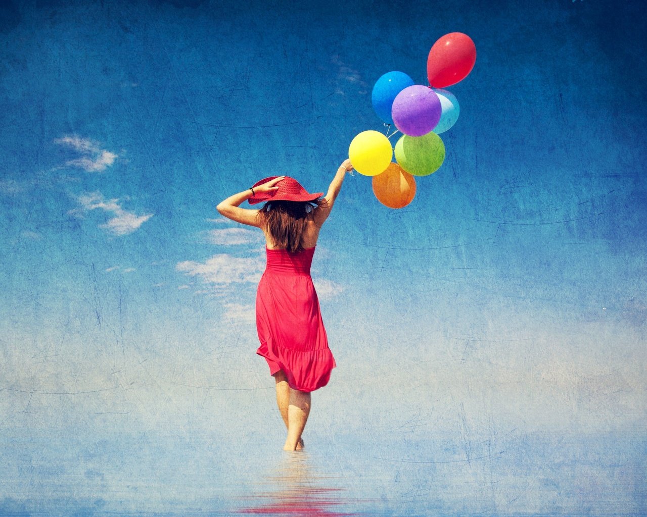 Девушка в шляпе с воздушными шариками