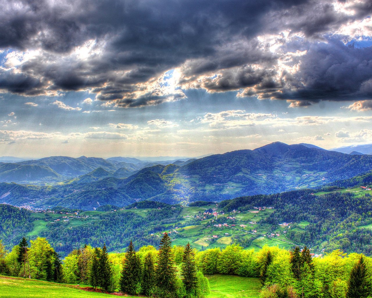 Обои небо, облака, горы, пейзаж, ель, леса, словения, the sky, clouds, mountains, landscape, spruce, forest, slovenia разрешение 2560x1600 Загрузить