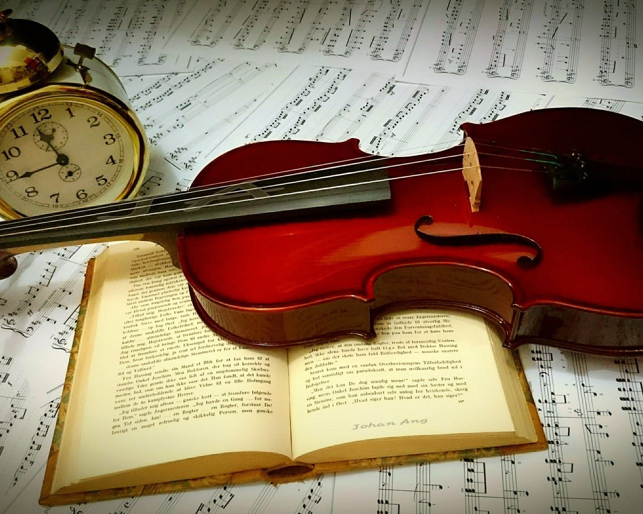 Обои скрипка, книга, будильник, violin, book, alarm clock разрешение 3840x2160 Загрузить