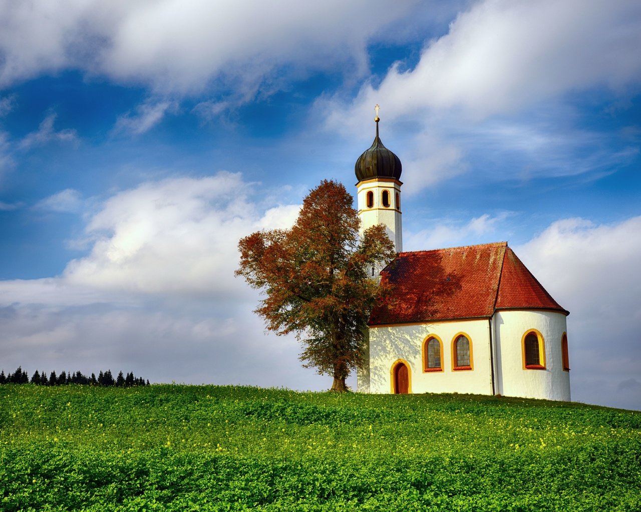 Церковь на холмах. Церковь на Холме Молдова. Церковь Везендорф, Бавария. Пейзаж с Церковью. Церковь на пригорке.