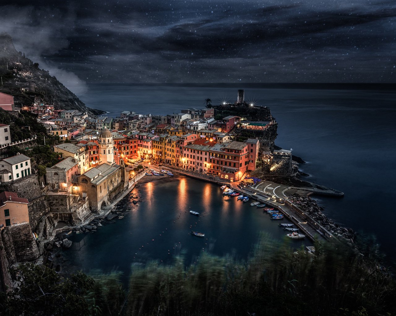 Обои ночь, огни, скала, город, италия, манарола, night, lights, rock, the city, italy, manarola разрешение 1920x1080 Загрузить