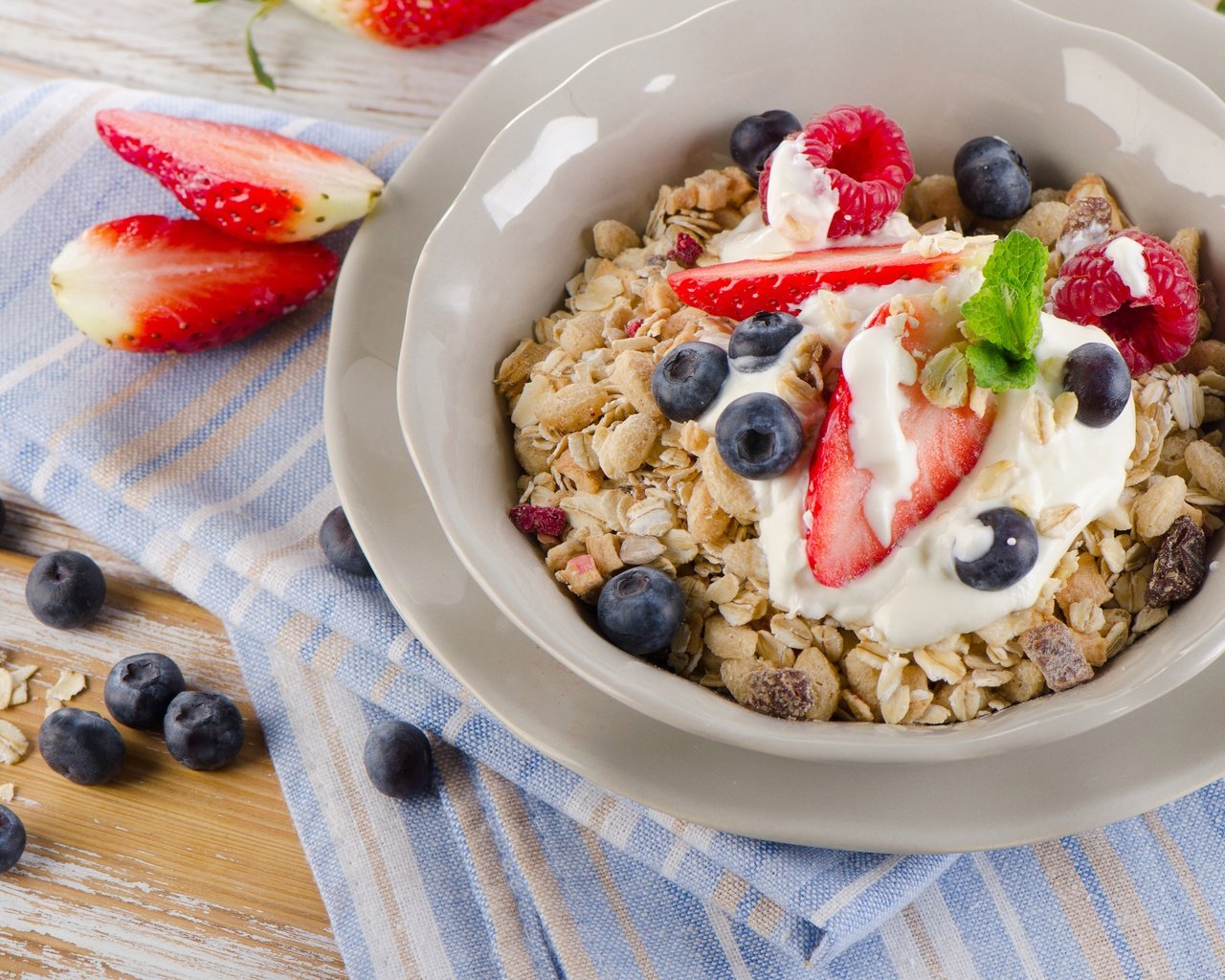 Обои клубника, черника, завтрак, мюсли, здоровые, завтрак каши, strawberry, blueberries, breakfast, muesli, healthy, breakfast cereal разрешение 4500x2981 Загрузить