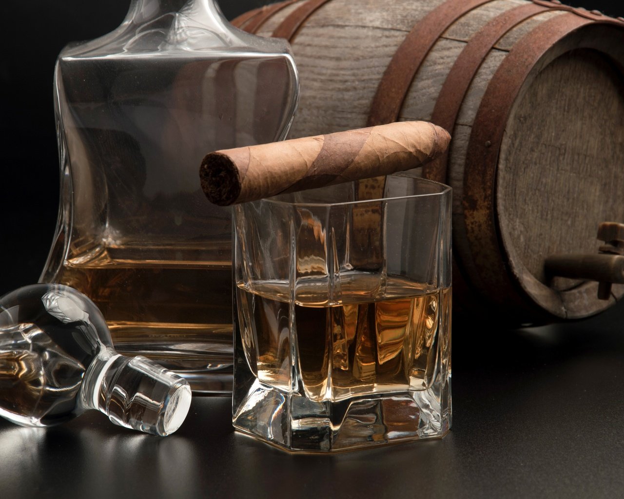 Обои напитки, стакан, бочка, сигара, виски, drinks, glass, barrel, cigar, whiskey разрешение 2880x1920 Загрузить