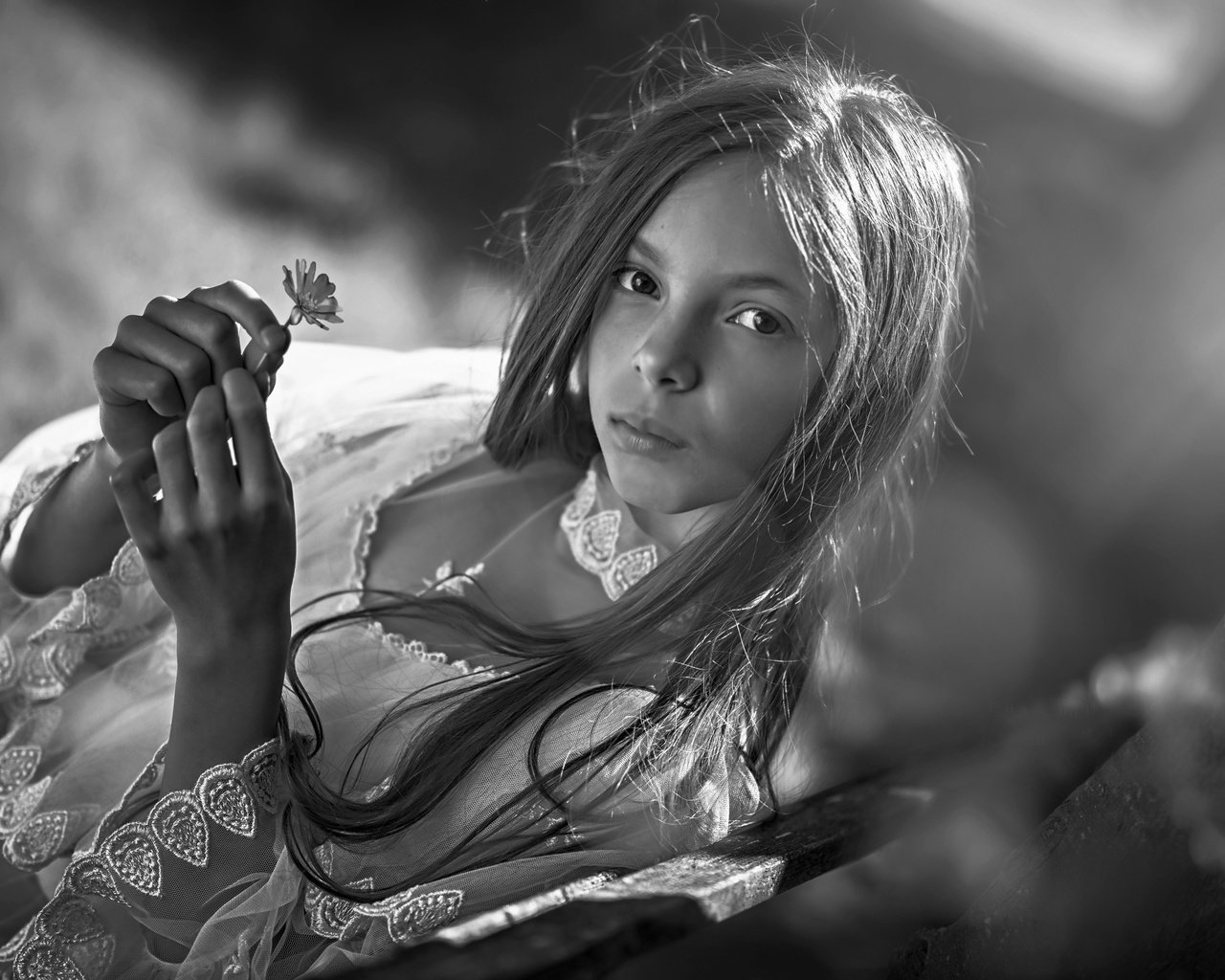 Обои взгляд, чёрно-белое, девочка, боке, look, black and white, girl, bokeh разрешение 3543x2365 Загрузить