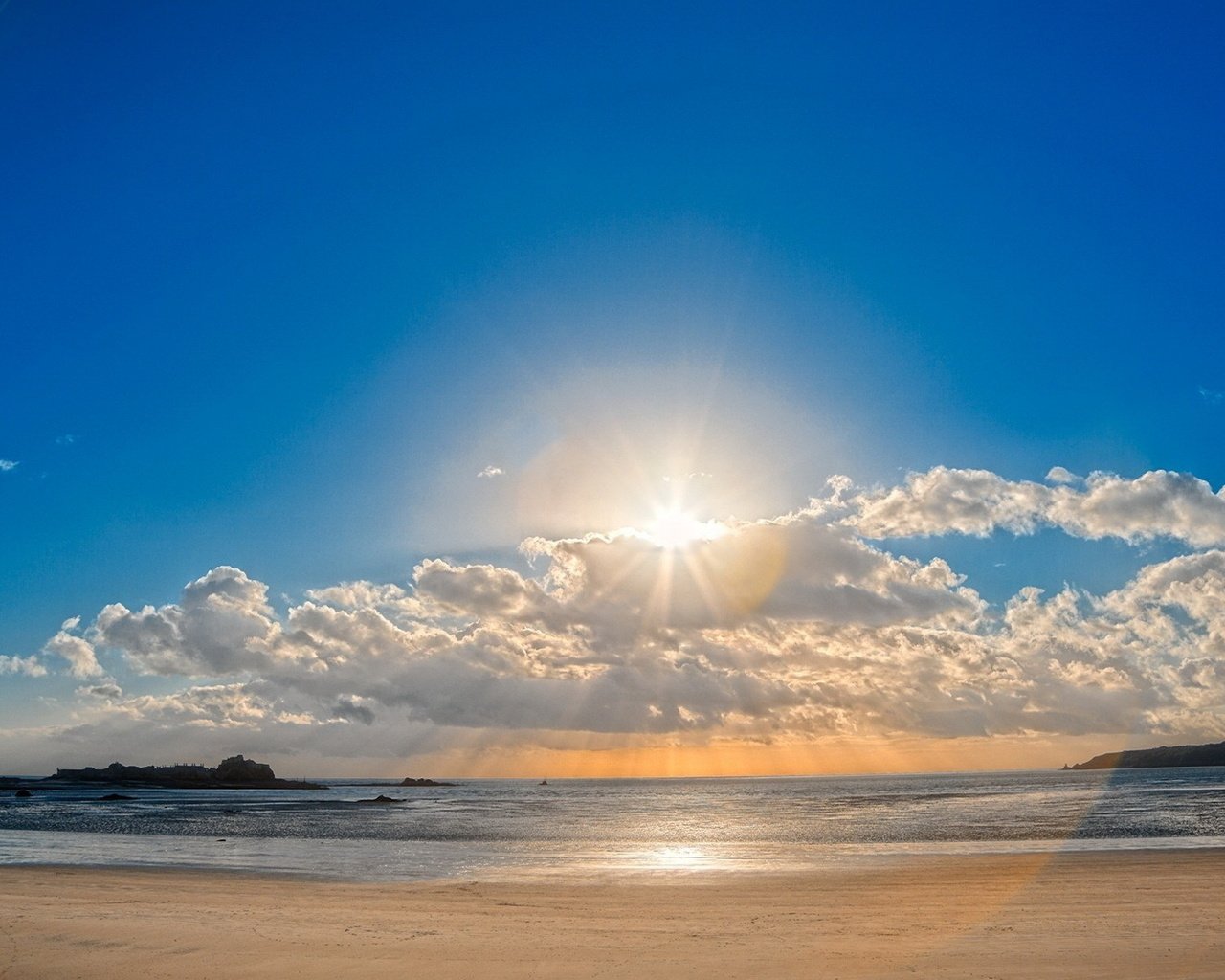 Обои небо, облака, солнце, песок, пляж, блики, the sky, clouds, the sun, sand, beach, glare разрешение 1920x1200 Загрузить