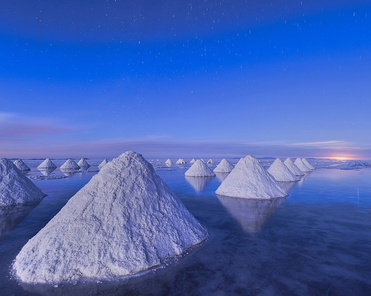 Обои голубое небо, сваи соли, мертвое море, blue sky, piles of salt, the dead sea разрешение 1920x1200 Загрузить