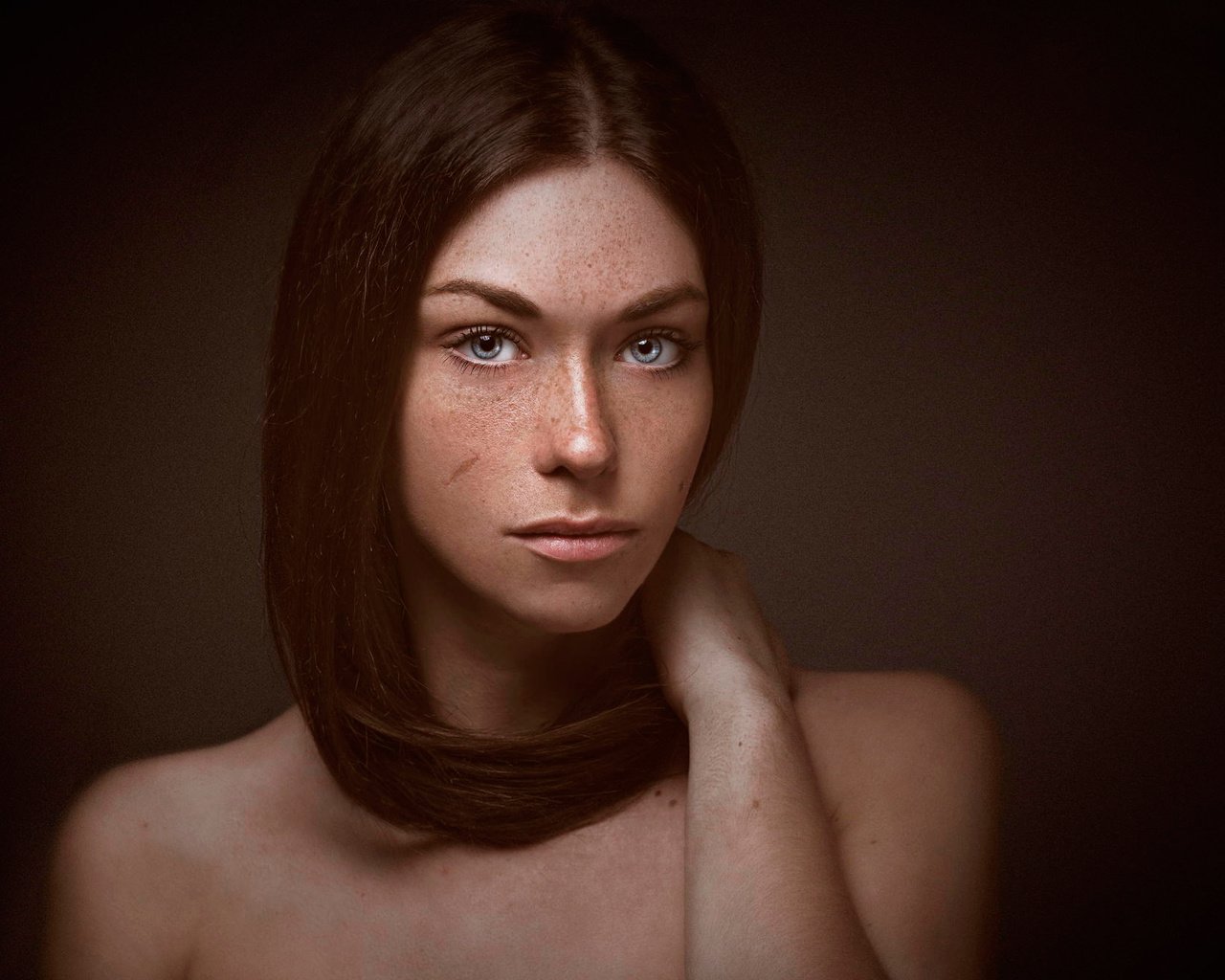 Обои девушка, фон, портрет, взгляд, веснушки, girl, background, portrait, look, freckles разрешение 2048x1320 Загрузить