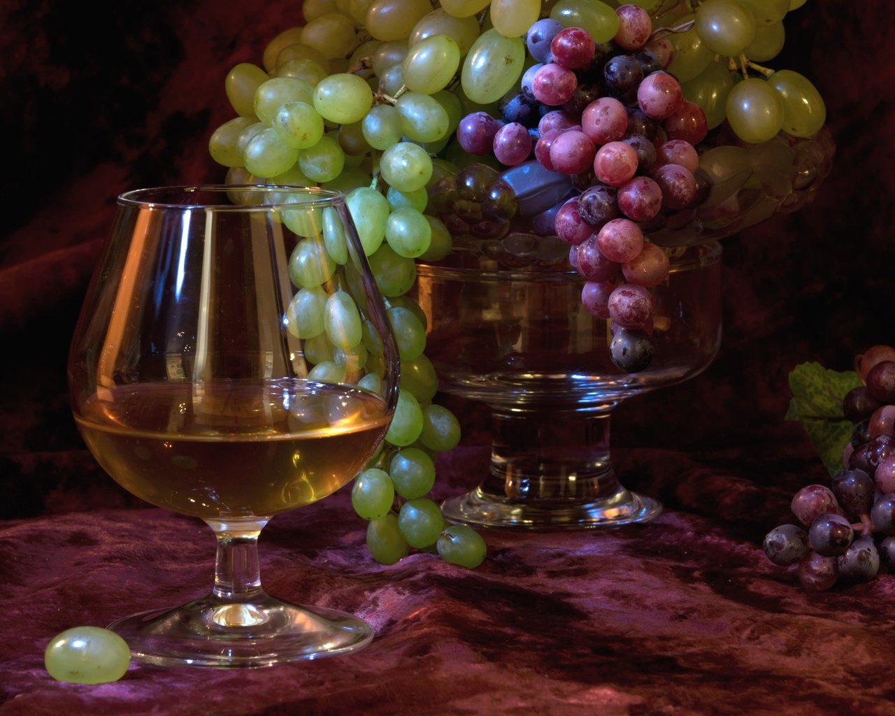 Обои виноград, бокал, ягоды, коньяк, grapes, glass, berries, cognac разрешение 2534x1619 Загрузить