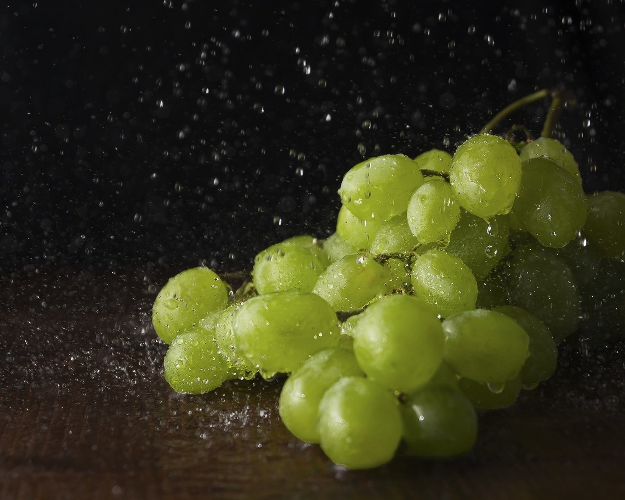 Обои вода, макро, виноград, капли, брызги, water, macro, grapes, drops, squirt разрешение 2048x1310 Загрузить