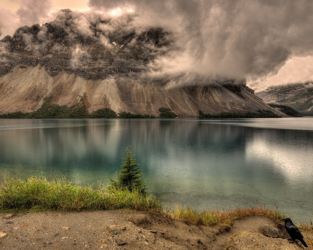 Обои озеро, горы, тучи, пейзаж, дождь, горы. озеро, lake, mountains, clouds, landscape, rain, mountains. lake разрешение 1920x1280 Загрузить