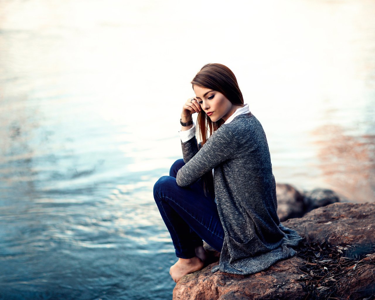 Обои вода, девушка, камень, босая, time to think, алессандро ди чикко, water, girl, stone, barefoot, alessandro di cicco разрешение 2048x1365 Загрузить