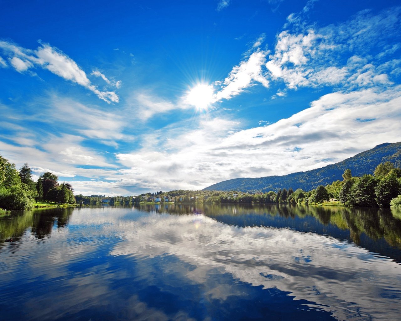 Обои небо, облака, деревья, озеро, горы, солнце, природа, отражение, the sky, clouds, trees, lake, mountains, the sun, nature, reflection разрешение 2560x1600 Загрузить