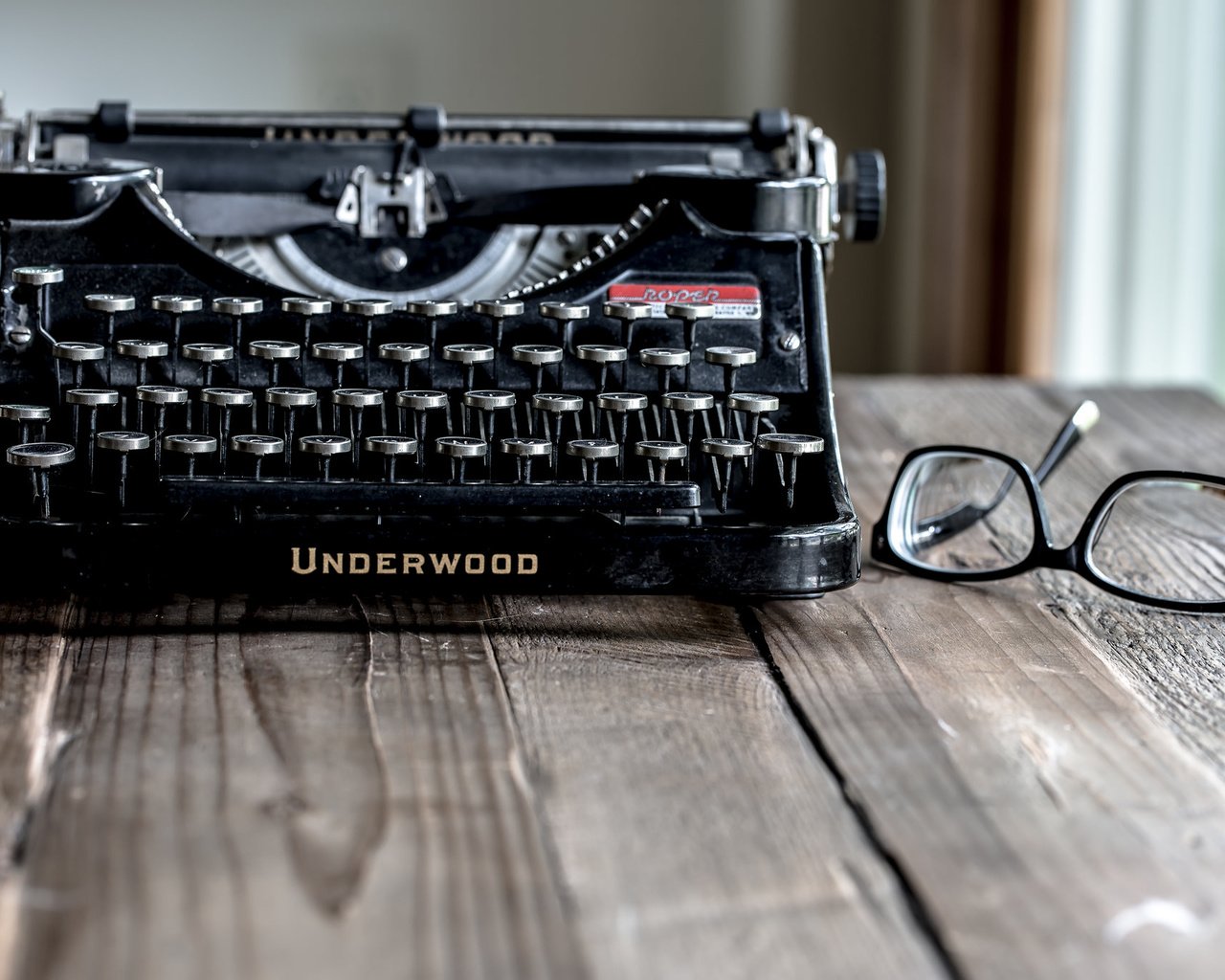 Обои очки, бокалы, печатная машинка, underwood, пишущая машинка, glasses, typewriter разрешение 2048x1365 Загрузить
