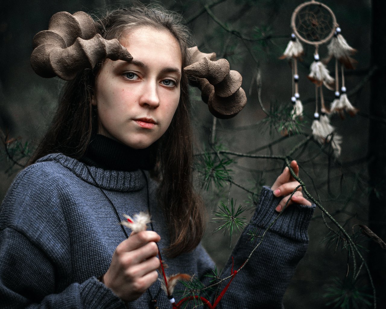 Обои девушка, портрет, взгляд, лицо, рога, косплей, ловец снов, girl, portrait, look, face, horns, cosplay, dreamcatcher разрешение 2048x1367 Загрузить