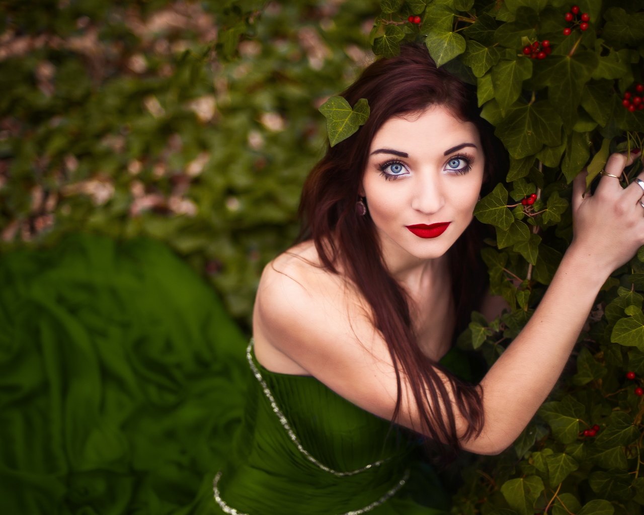 Обои листья, девушка, фон, поза, кусты, макияж, leaves, girl, background, pose, the bushes, makeup разрешение 5616x3473 Загрузить