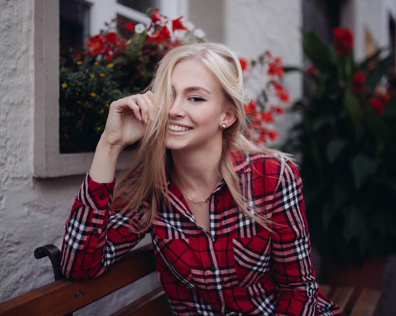 Обои девушка, блондинка, улыбка, рубашка, girl, blonde, smile, shirt разрешение 2262x1414 Загрузить