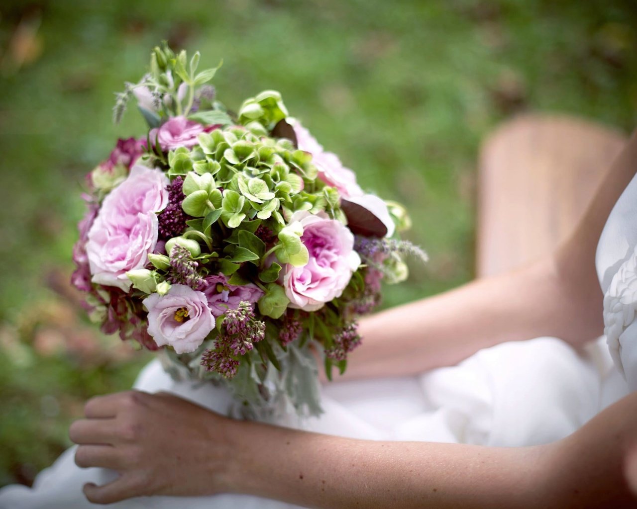 Обои цветы, букет, руки, свадебный, flowers, bouquet, hands, wedding разрешение 2048x1363 Загрузить