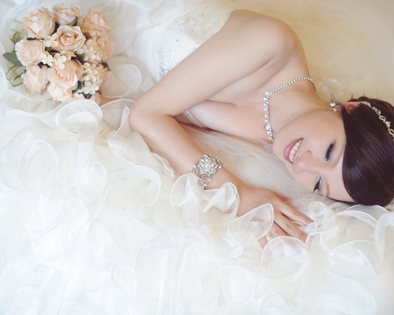 Обои девушка, платье, улыбка, букет, азиатка, невеста, girl, dress, smile, bouquet, asian, the bride разрешение 4256x2832 Загрузить