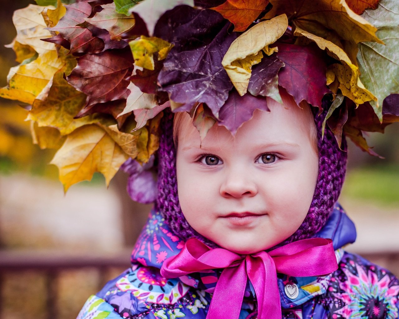 Обои листья, девочка, ребенок, leaves, girl, child разрешение 3000x2000 Загрузить