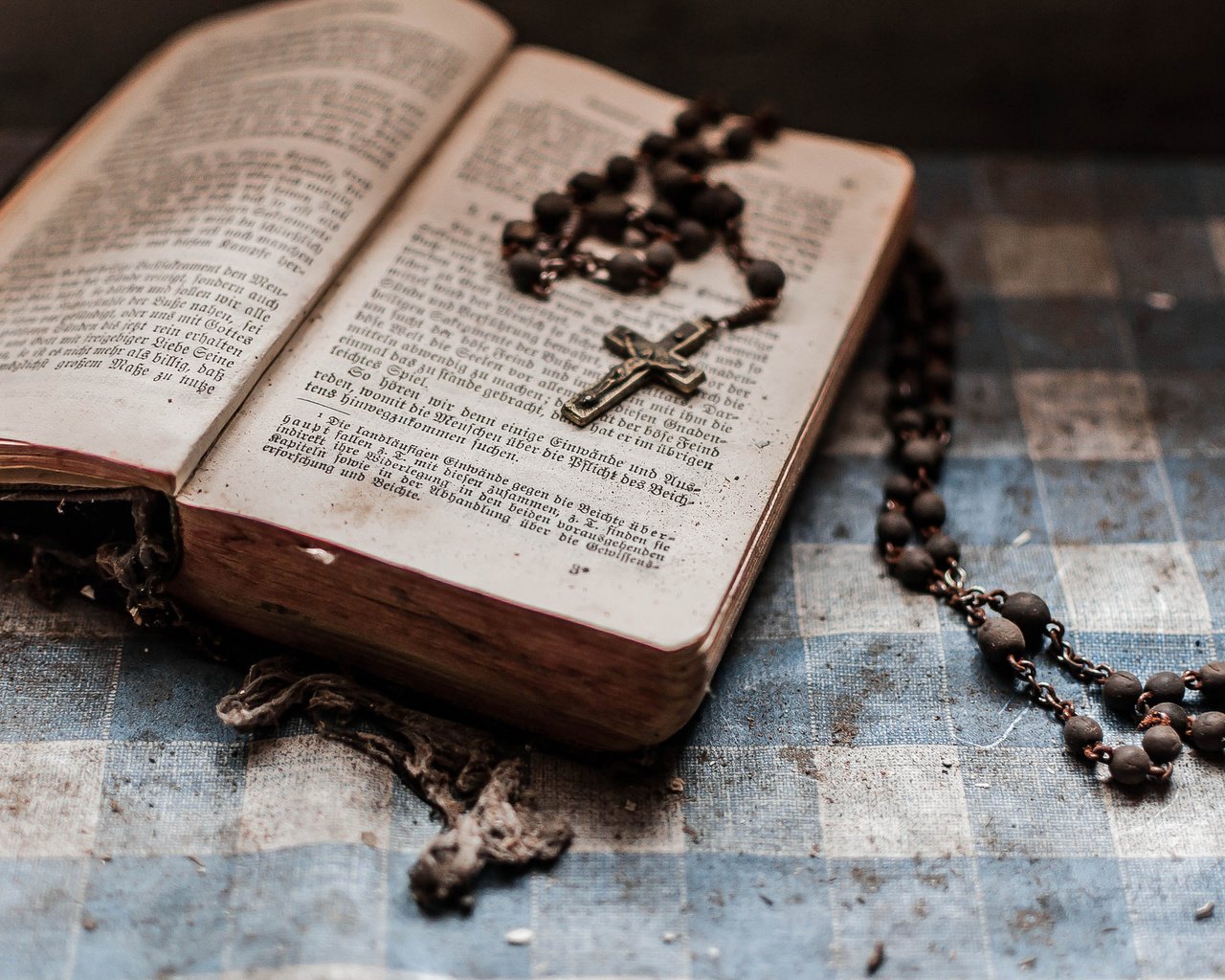 Обои фон, пыль, крест, книга, крестик, старые книги, background, dust, cross, book, old books разрешение 2048x1360 Загрузить