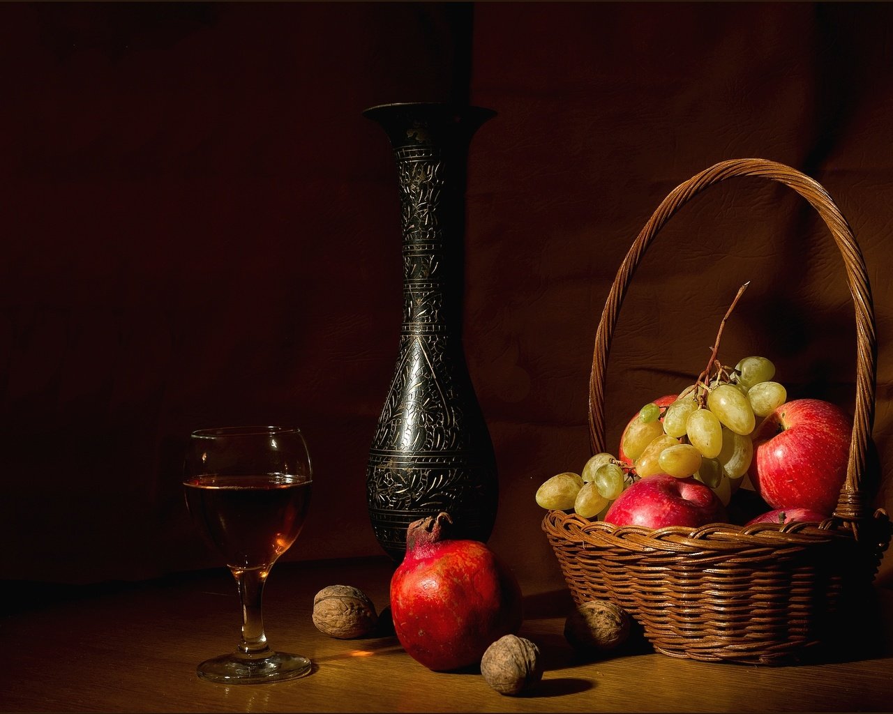 Обои орехи, виноград, бокал, яблоко, кувшин, натюрморт, гранат, nuts, grapes, glass, apple, pitcher, still life, garnet разрешение 1920x1281 Загрузить