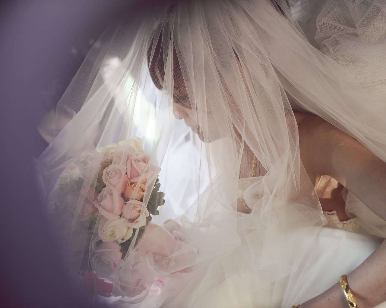 Обои девушка, розы, невеста, фата, свадебный букет, girl, roses, the bride, veil, wedding bouquet разрешение 2880x1916 Загрузить