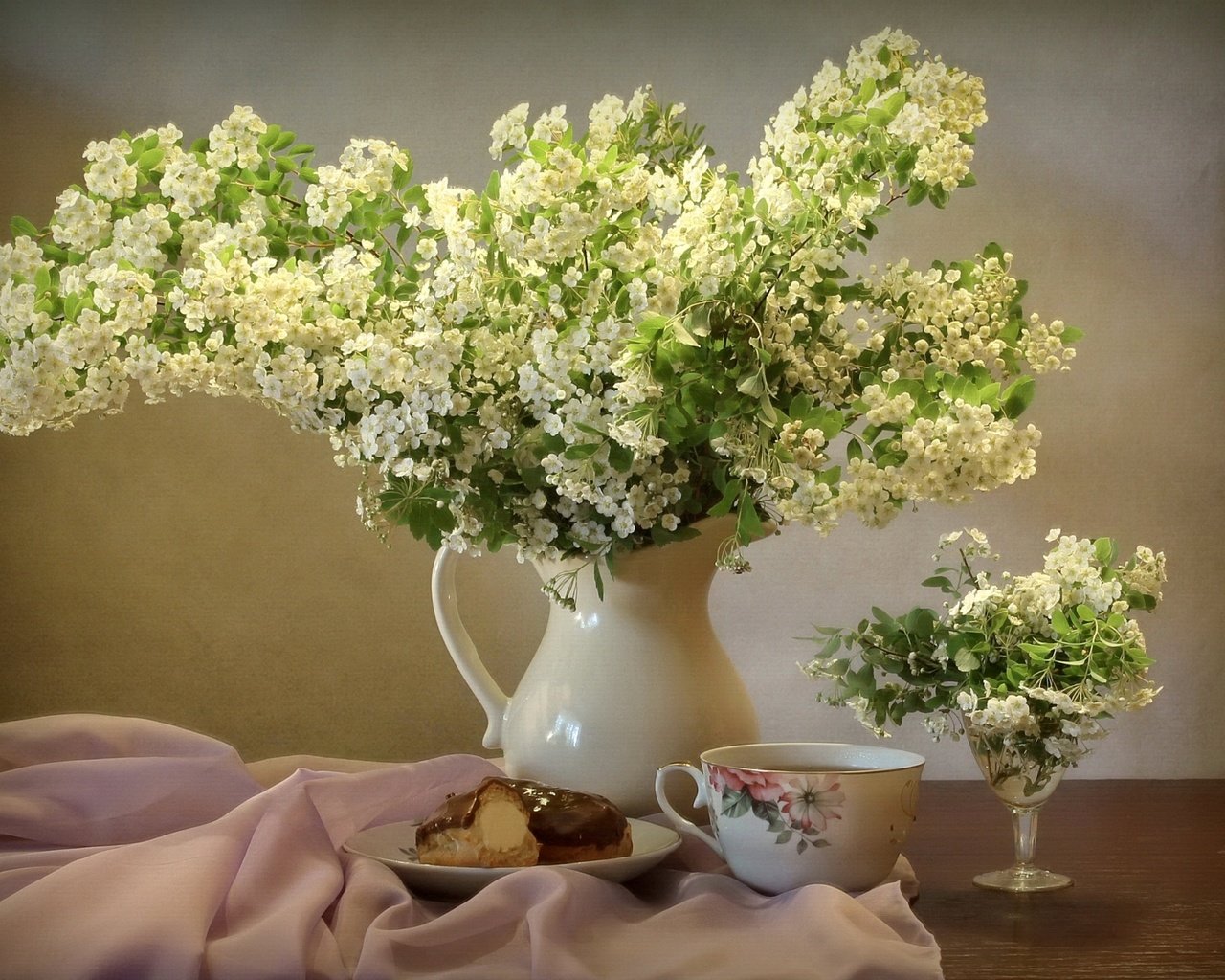 Обои букет, кувшин, пирожное, спирея, bouquet, pitcher, cake, spiraea разрешение 1920x1349 Загрузить