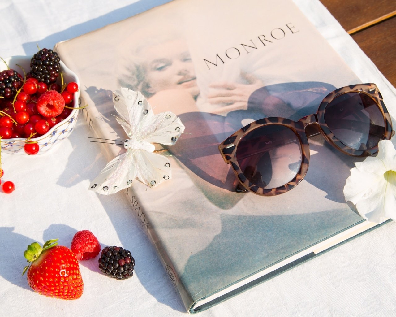 Обои очки, бабочка, ягоды, книга, монро, glasses, butterfly, berries, book, monroe разрешение 1920x1280 Загрузить