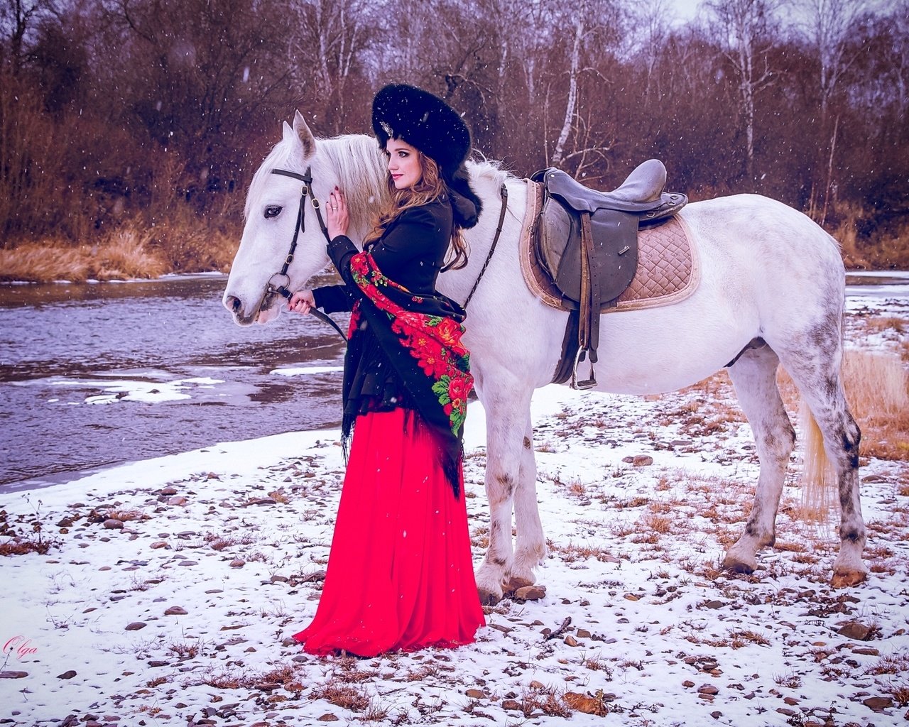Обои лошадь, зима, девушка, платье, шапка, конь, платок, horse, winter, girl, dress, hat, shawl разрешение 1920x1280 Загрузить