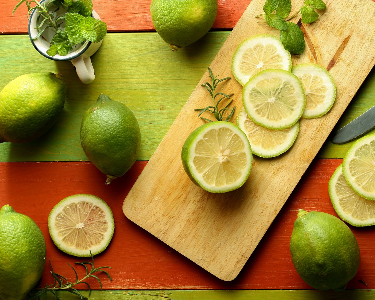 Обои мята, зелёный, фрукт, лайм, цитрус, дольки, розмарин, mint, green, fruit, lime, citrus, slices, rosemary разрешение 2048x1365 Загрузить