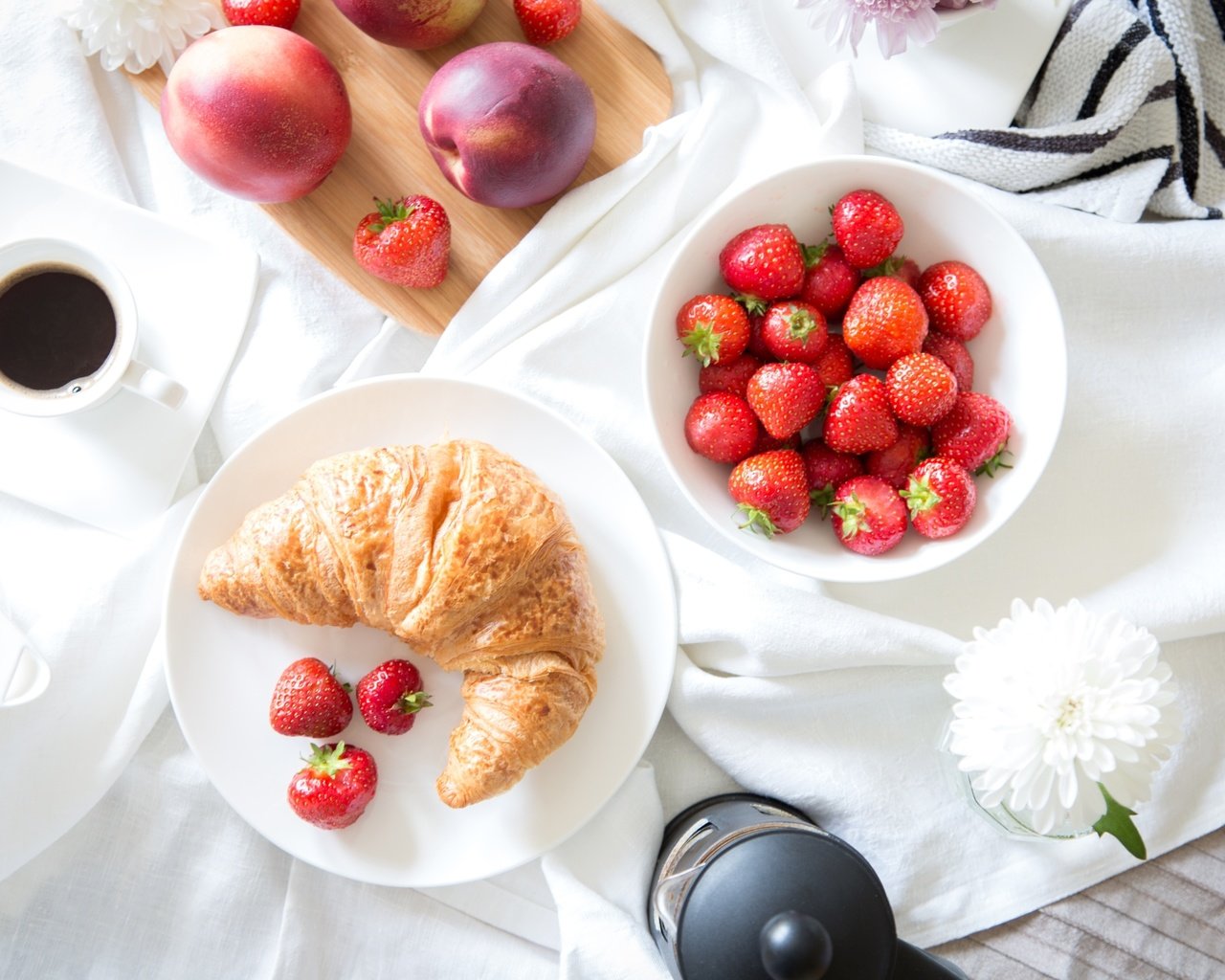 Обои клубника, кофе, круассан, нектарин, strawberry, coffee, croissant, nectarine разрешение 2700x1800 Загрузить