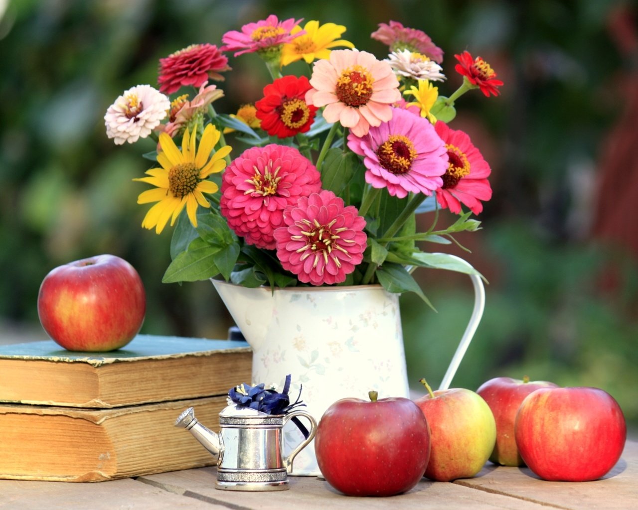 Обои яблоки, книги, букет, цинния, apples, books, bouquet, zinnia разрешение 1920x1280 Загрузить