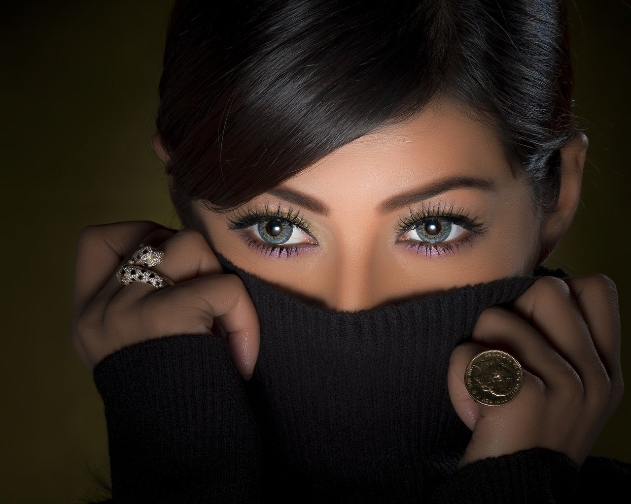 Обои глаза, брюнетка, кольца, свитер, eyes, brunette, ring, sweater разрешение 2048x1361 Загрузить