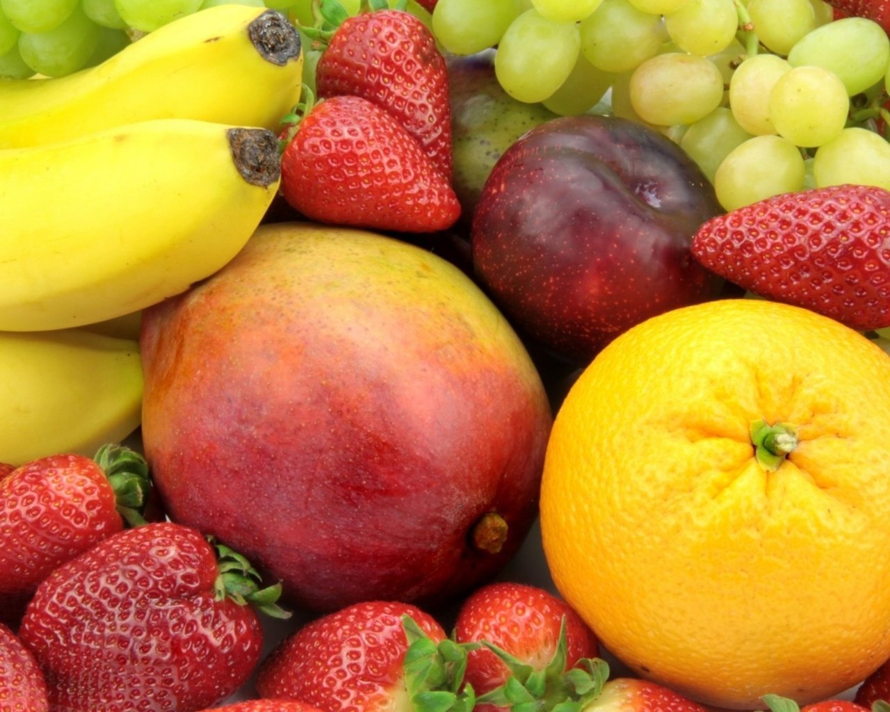 Обои виноград, fruits, еда, фрукты, клубника, витамины, ягоды, апельсин, бананы, grapes, food, fruit, strawberry, vitamins, berries, orange, bananas разрешение 2560x1600 Загрузить