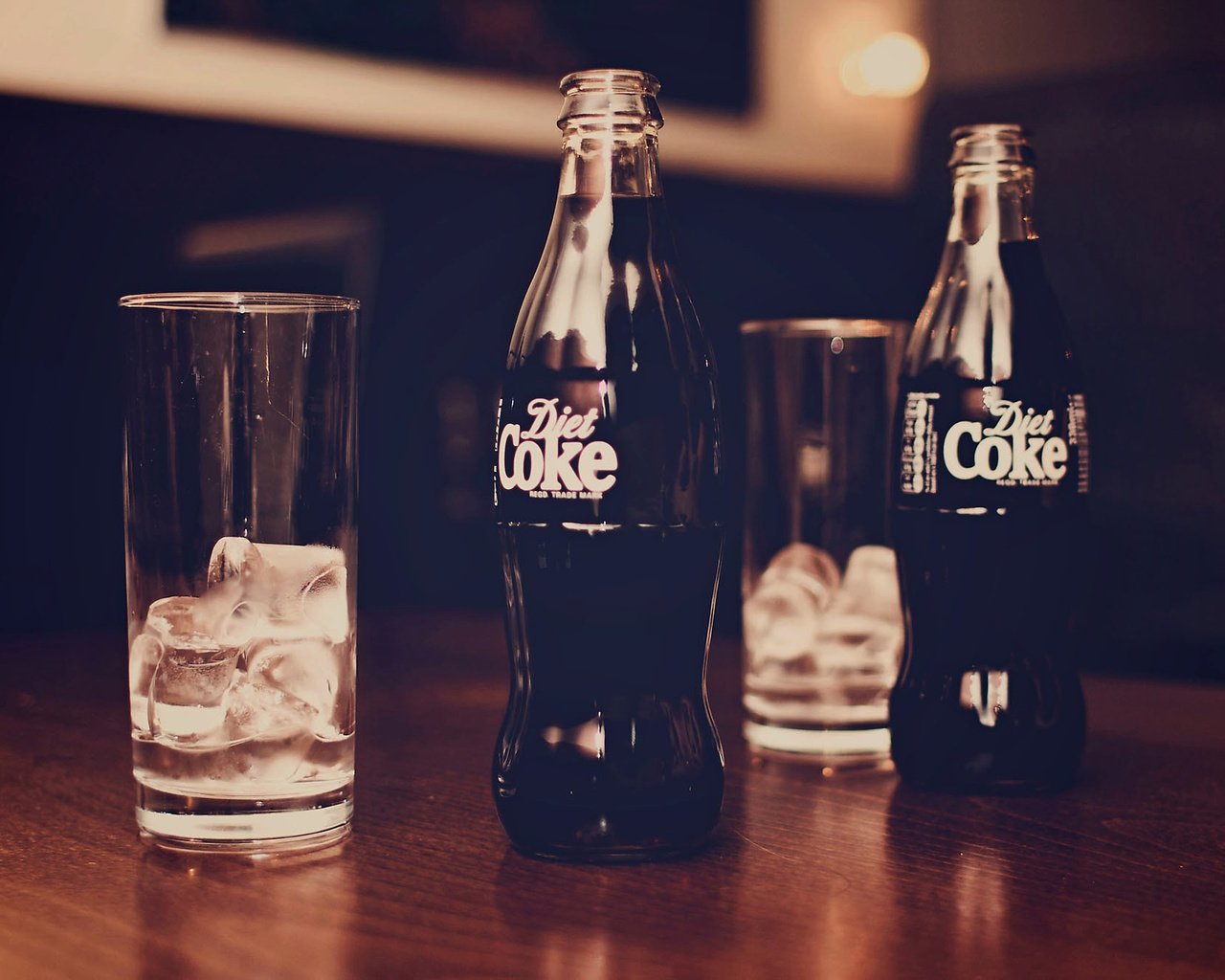 Обои напиток, лёд, стаканы, бутылки, газировка, coke, drink, ice, glasses, bottle, soda разрешение 2000x1334 Загрузить