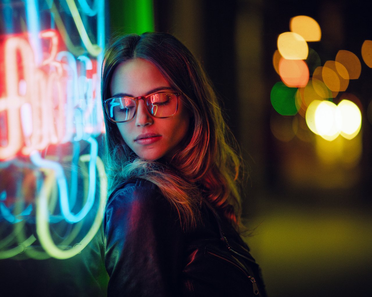 Обои огни, вечер, девушка, очки, волосы, лицо, шарлотка, lights, the evening, girl, glasses, hair, face, charlotte разрешение 2048x1381 Загрузить