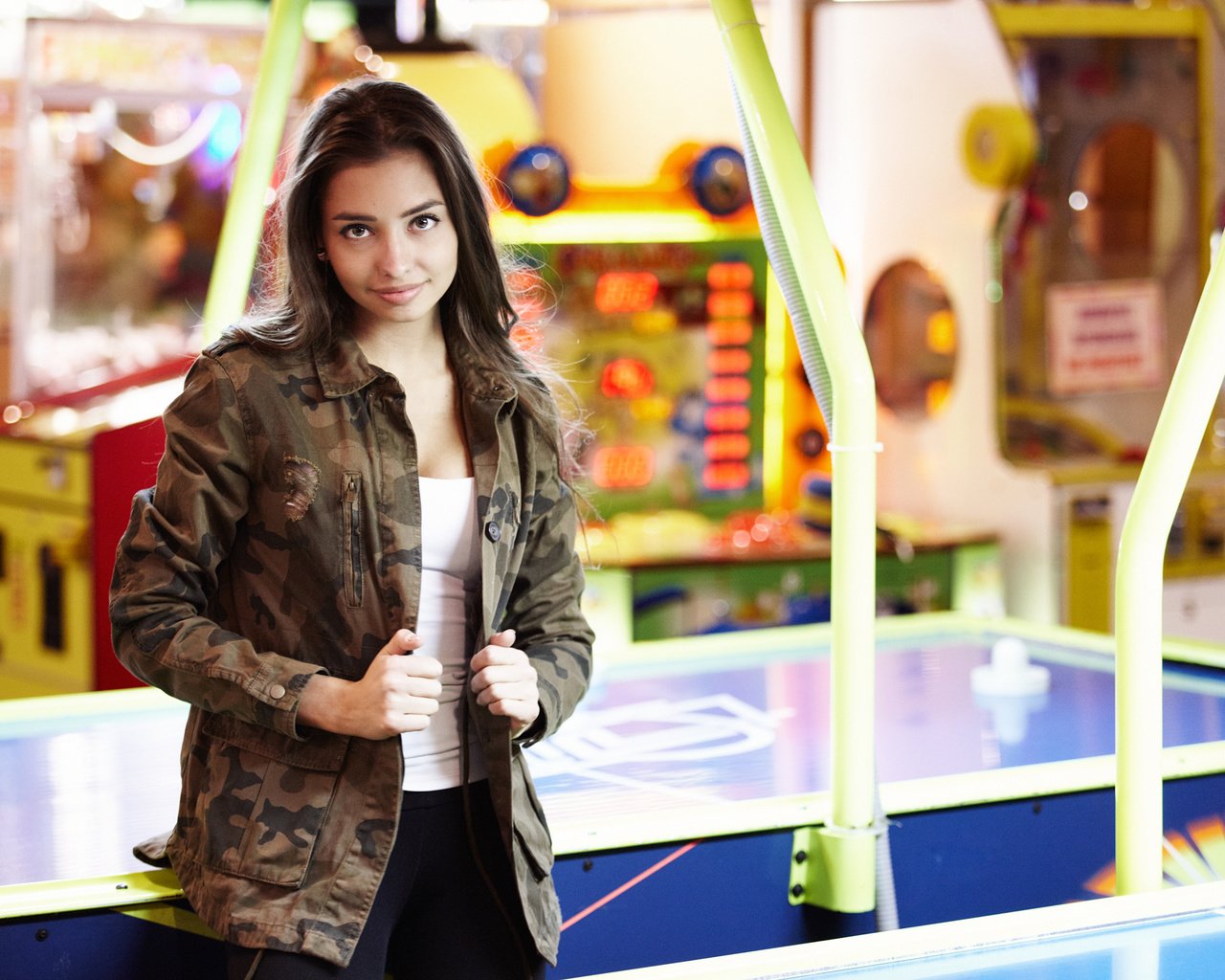 Обои девушка, взгляд, волосы, лицо, куртка, darina, аэрохоккей, girl, look, hair, face, jacket, air hockey разрешение 2000x1333 Загрузить