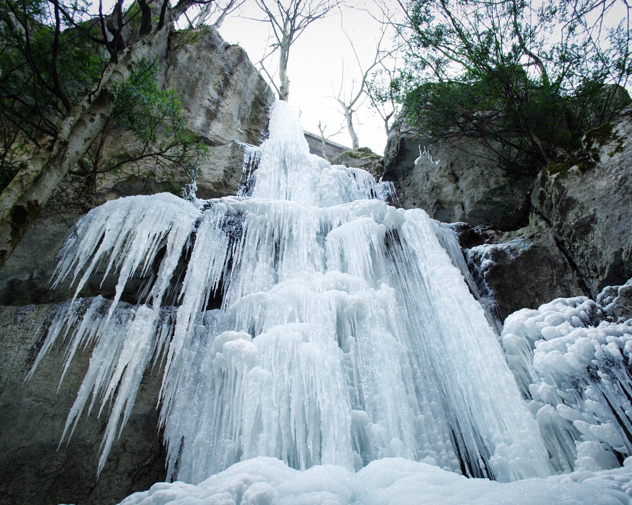 Обои скалы, зима, водопад, лёд, на природе, замерзла, rocks, winter, waterfall, ice, nature, frozen разрешение 4928x3264 Загрузить