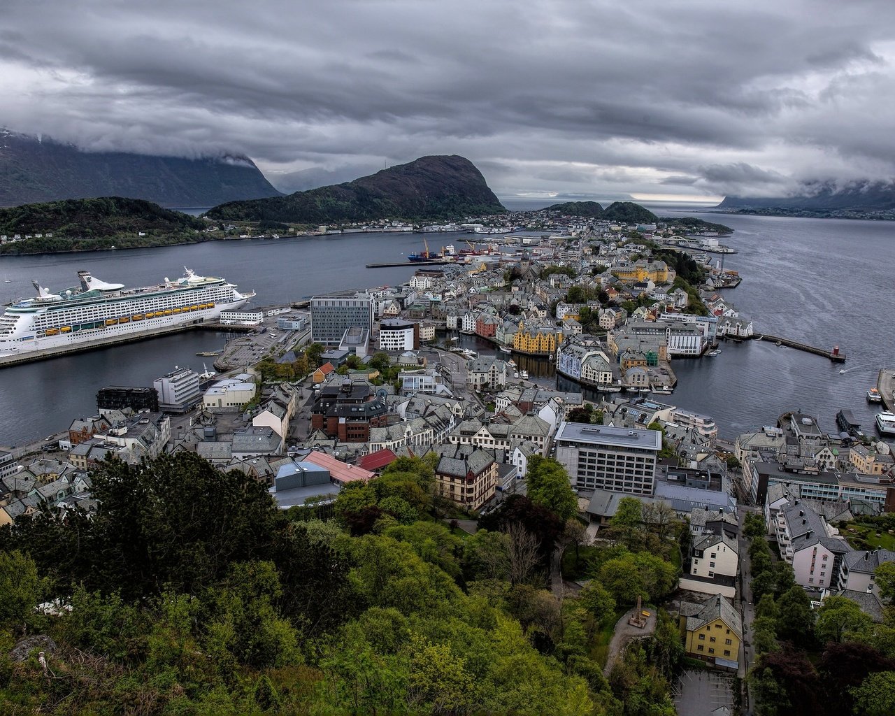Обои панорама, aalesund, hjørundfjorden, дома, geirangerfjord, олесунн, здания, хьюронд-фьорд, норвегия, лайнер, круиз, фьорды, норвегии, гейрангер-фьорд, ålesund, panorama, home, building, jurong fjord, norway, liner, cruise, fjords разрешение 2048x1373 Загрузить